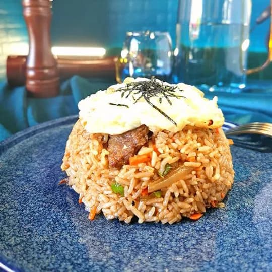 Arroz frito con carne de kimmchi coreano