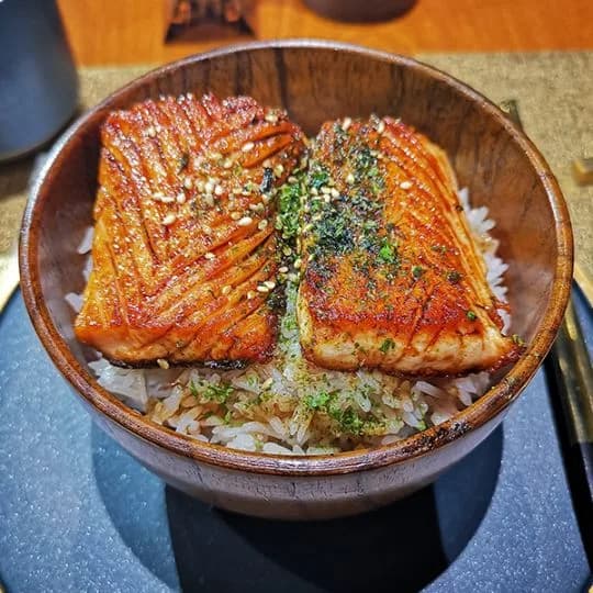 Domburi de salmon